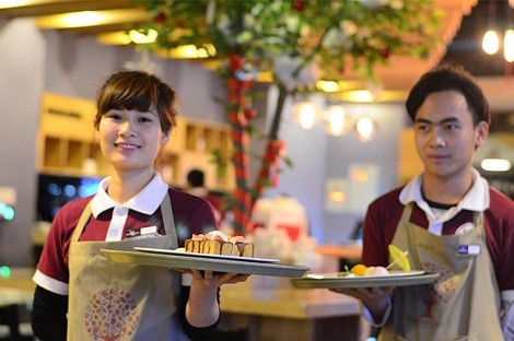 Nhan Vien Phuc Vu Quan Cafe 1