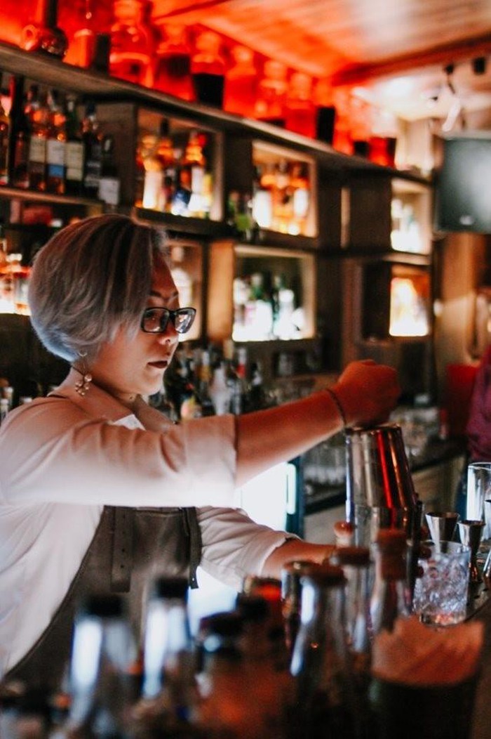 Trãi lòng của 1 nữ Bartender: “Mình từng “cãi nhau với cô đơn” của nhiều khách rồi, phần lớn mình đều chiến thắng. Nhưng với nỗi cô độc của bản thân, mình lại chưa từng chiến thắng nổi