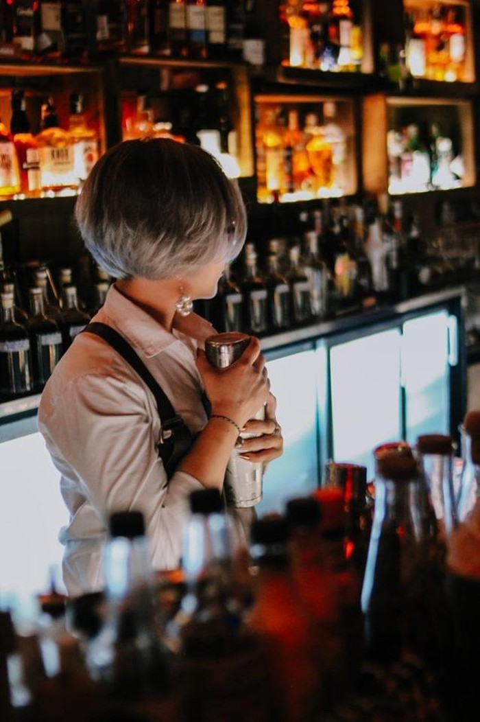 Trãi lòng của 1 nữ Bartender: “Mình từng “cãi nhau với cô đơn” của nhiều khách rồi, phần lớn mình đều chiến thắng. Nhưng với nỗi cô độc của bản thân, mình lại chưa từng chiến thắng nổi