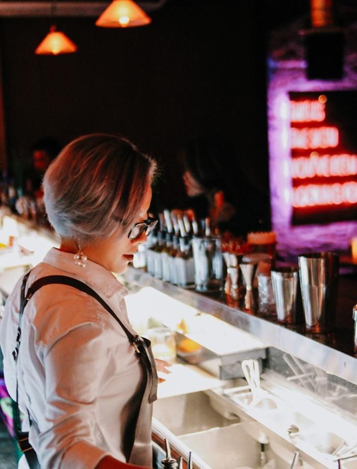 Trãi lòng của 1 nữ Bartender: “Mình từng “cãi nhau với cô đơn” của nhiều khách rồi, phần lớn mình đều chiến thắng. Nhưng với nỗi cô độc của bản thân, mình lại chưa từng chiến thắng nổi Trãi lòng của 1 nữ Bartender: “Mình từng “cãi nhau với cô đơn” của nhiều khách rồi, phần lớn mình đều chiến thắng. Nhưng với nỗi cô độc của bản thân, mình lại chưa từng chiến thắng nổi