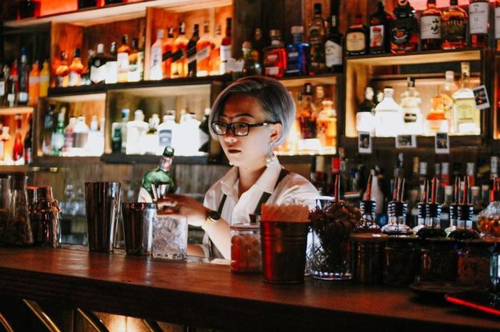 Trãi lòng của 1 nữ Bartender: “Mình từng “cãi nhau với cô đơn” của nhiều khách rồi, phần lớn mình đều chiến thắng. Nhưng với nỗi cô độc của bản thân, mình lại chưa từng chiến thắng nổi Trãi lòng của 1 nữ Bartender: “Mình từng “cãi nhau với cô đơn” của nhiều khách rồi, phần lớn mình đều chiến thắng. Nhưng với nỗi cô độc của bản thân, mình lại chưa từng chiến thắng nổi
