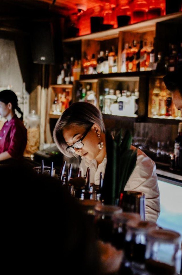Trãi lòng của 1 nữ Bartender: “Mình từng “cãi nhau với cô đơn” của nhiều khách rồi, phần lớn mình đều chiến thắng. Nhưng với nỗi cô độc của bản thân, mình lại chưa từng chiến thắng nổi Trãi lòng của 1 nữ Bartender: “Mình từng “cãi nhau với cô đơn” của nhiều khách rồi, phần lớn mình đều chiến thắng. Nhưng với nỗi cô độc của bản thân, mình lại chưa từng chiến thắng nổi