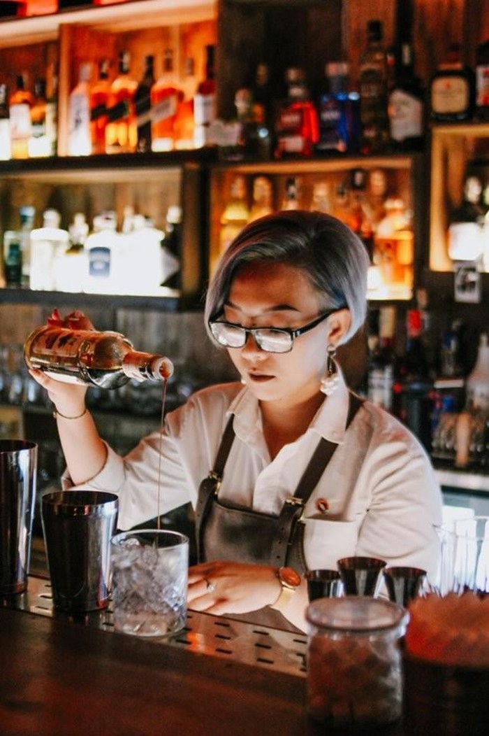 Trãi lòng của 1 nữ Bartender: “Mình từng “cãi nhau với cô đơn” của nhiều khách rồi, phần lớn mình đều chiến thắng. Nhưng với nỗi cô độc của bản thân, mình lại chưa từng chiến thắng nổi Trãi lòng của 1 nữ Bartender: “Mình từng “cãi nhau với cô đơn” của nhiều khách rồi, phần lớn mình đều chiến thắng. Nhưng với nỗi cô độc của bản thân, mình lại chưa từng chiến thắng nổi
