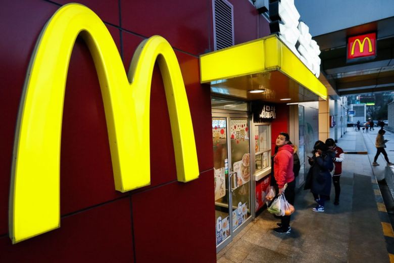 McDonald's, Starbucks đóng hàng trăm điểm bán ở Trung Quốc vì virus viêm phổi McDonald's, Starbucks đóng hàng trăm điểm bán ở Trung Quốc vì virus viêm phổi