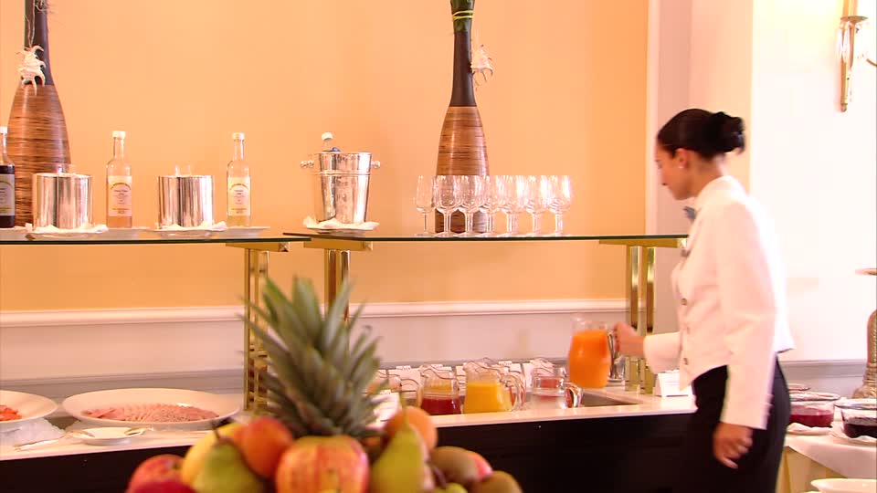 956014288 Lucerne City Buffet Waiter Breakfast Meal