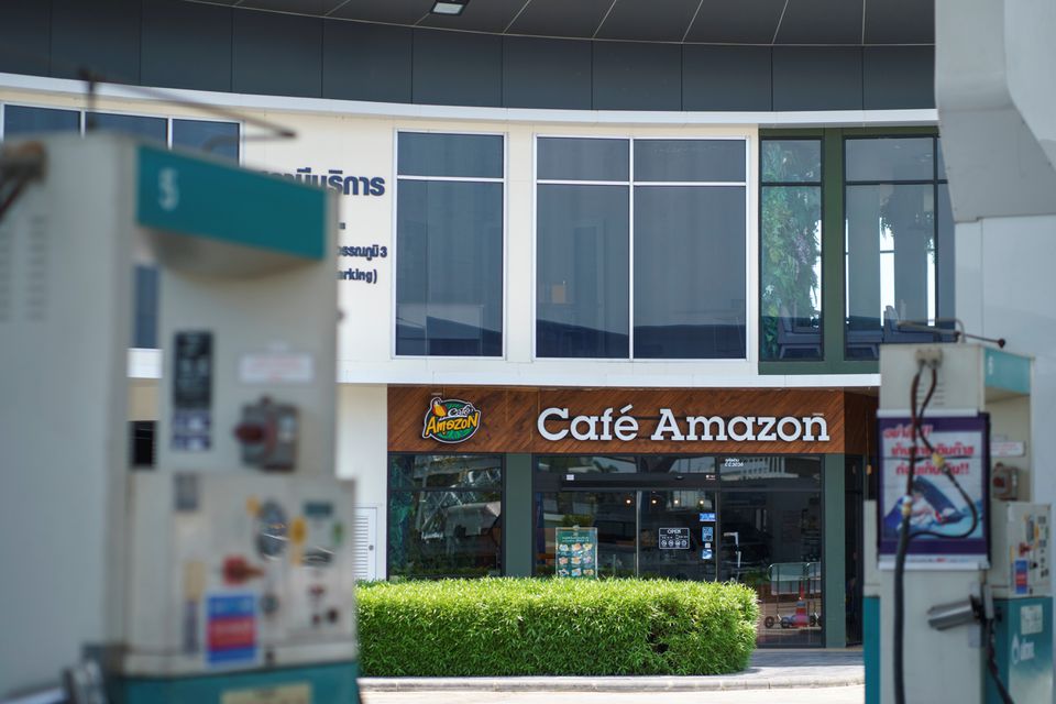 Cửa hàng Café Amazon đặt cạnh các cây xăng tại Thái.