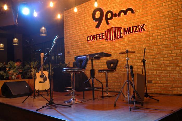 kinh nghiệm mở quán cafe hát với nhau