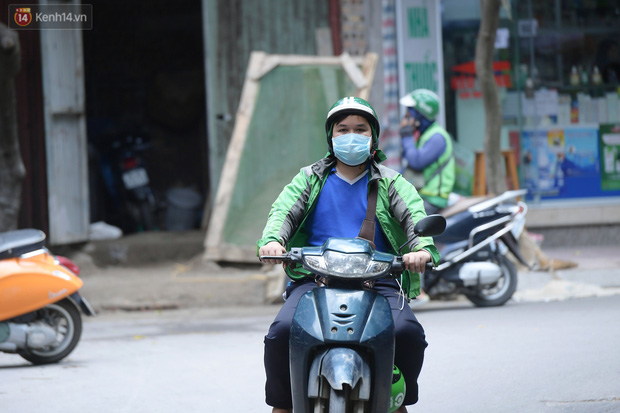 Ảnh: Shipper Hà Nội đắt khách mùa dịch, quán ăn nghĩ đủ cách phòng Covid-19
