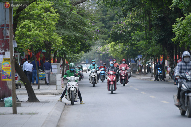 Ảnh: Shipper Hà Nội đắt khách mùa dịch, quán ăn nghĩ đủ cách phòng Covid-19