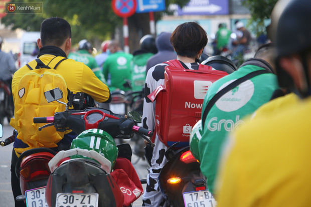 Ảnh: Shipper Hà Nội đắt khách mùa dịch, quán ăn nghĩ đủ cách phòng Covid-19