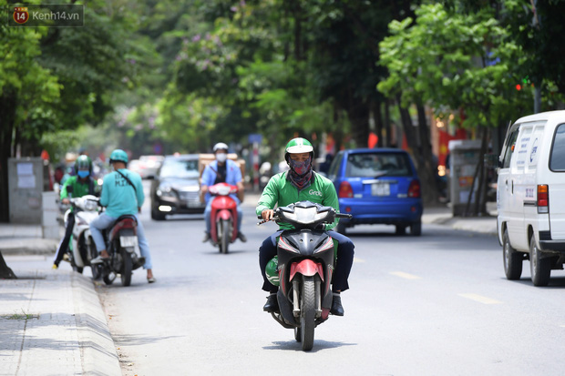 Ảnh: Shipper Hà Nội đắt khách mùa dịch, quán ăn nghĩ đủ cách phòng Covid-19