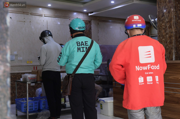 Ảnh: Shipper Hà Nội đắt khách mùa dịch, quán ăn nghĩ đủ cách phòng Covid-19