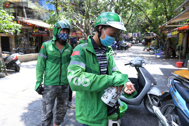 Ảnh: Shipper Hà Nội đắt khách mùa dịch, quán ăn nghĩ đủ cách phòng Covid-19