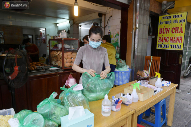 Ảnh: Shipper Hà Nội đắt khách mùa dịch, quán ăn nghĩ đủ cách phòng Covid-19