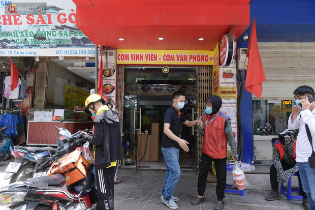 Ảnh: Shipper Hà Nội đắt khách mùa dịch, quán ăn nghĩ đủ cách phòng Covid-19