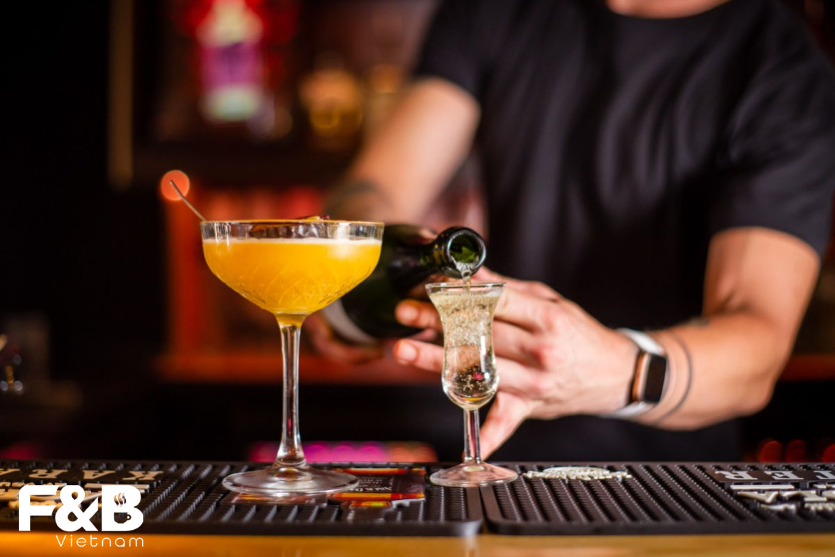 Những Điều Bartender Không Nên Làm Trong Quầy Bar