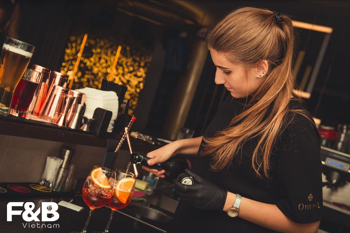 Giữa Nam Và Nữ - Ai Làm Tốt Vai Trò Của Bartender Hơn
