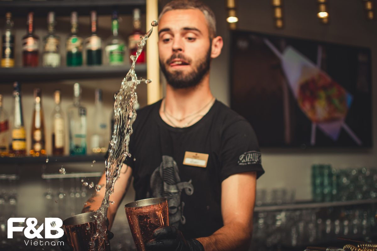 Giữa Nam Và Nữ - Ai Làm Tốt Vai Trò Của Bartender Hơn