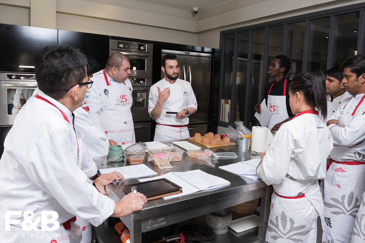 Ý Nghĩa Ẩn Sau Trong Câu Trả Lời “Yes, Chef”
