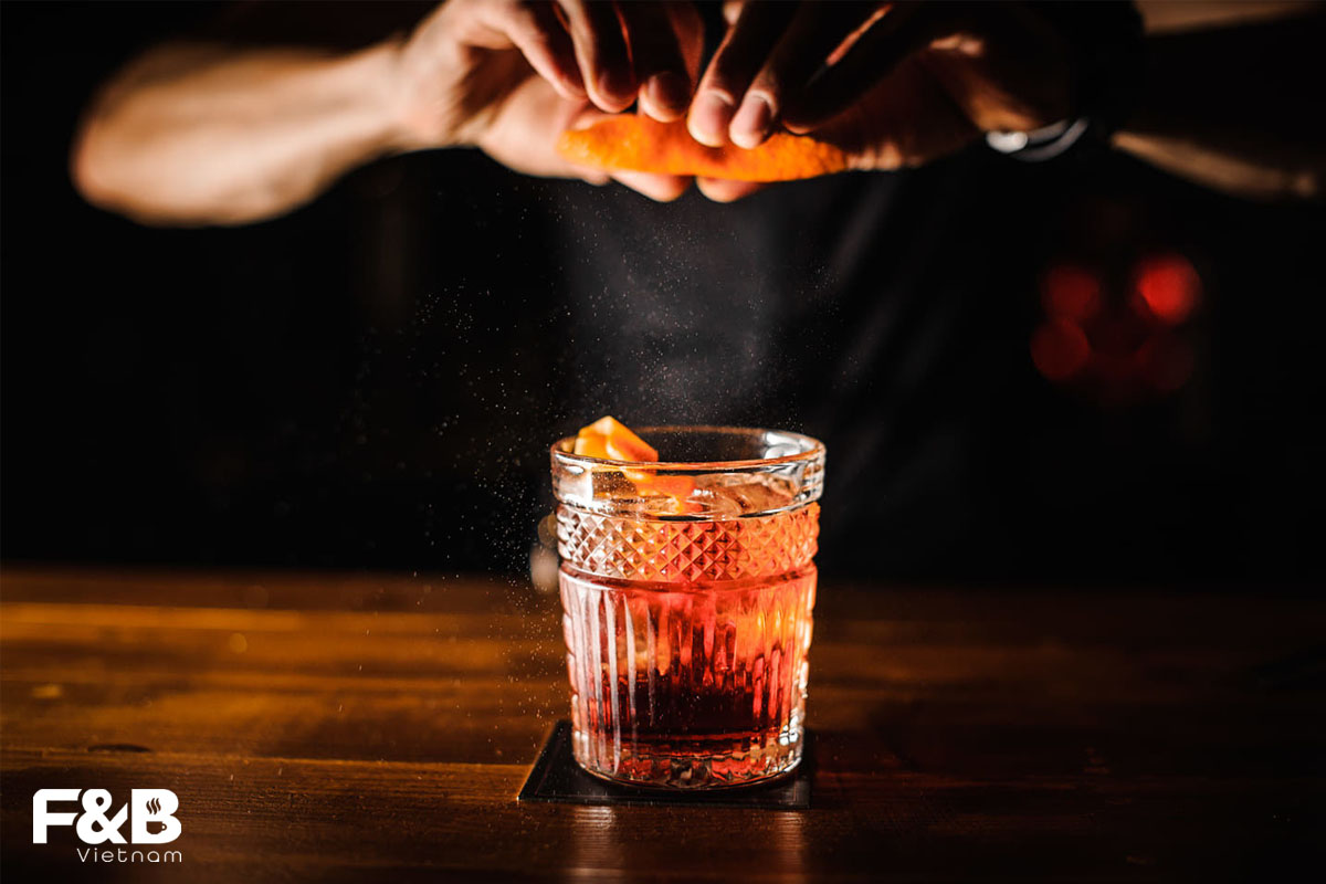Mixologist là gì và vì sao thường bị nhầm lẫn với Bartender?
