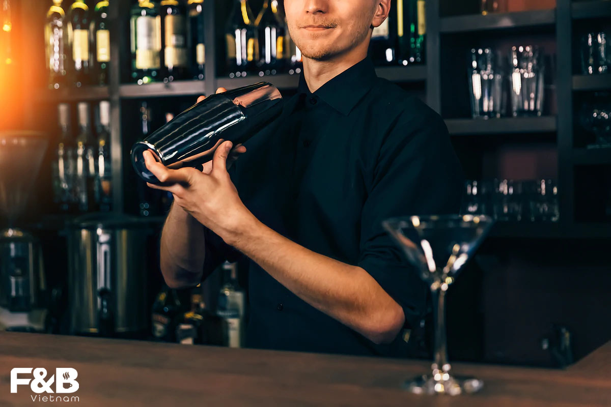 Kỹ Thuật Lắc Cocktail Và Những Điều Bartender Cần Lưu Ý
