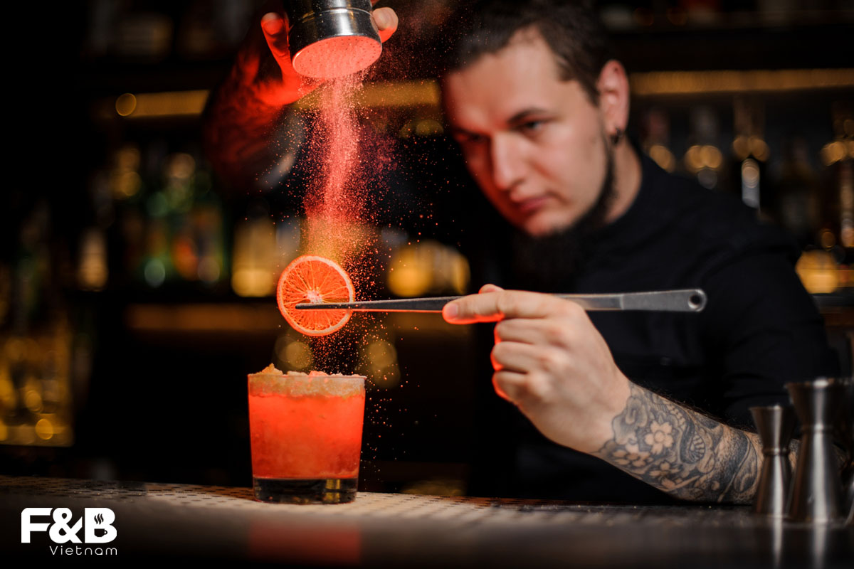 Mixologist là gì và vì sao thường bị nhầm lẫn với Bartender?