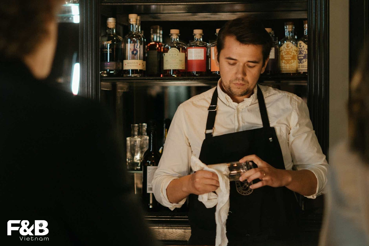 Barback Là Gì Và Đóng Vai Trò Như Thế Nào Trong Quầy Bar
