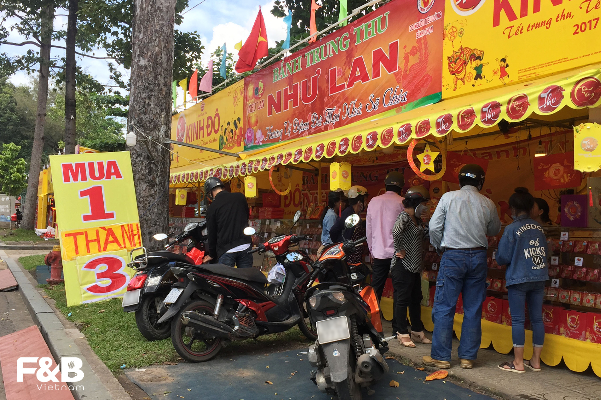 Thị Trường Bánh Trung Thu Mua 1 Tặng 4: "Bình Cũ Rượu Mốc" Nhưng Năm Nào Cũng Dùng