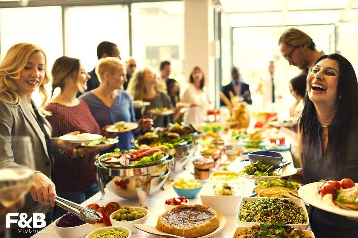 Kinh Doanh Buffet: Phụ Thu Đồ Ăn Thừa Lại Thành Kẽ Hở Ăn Chặn Tiền Của Khách